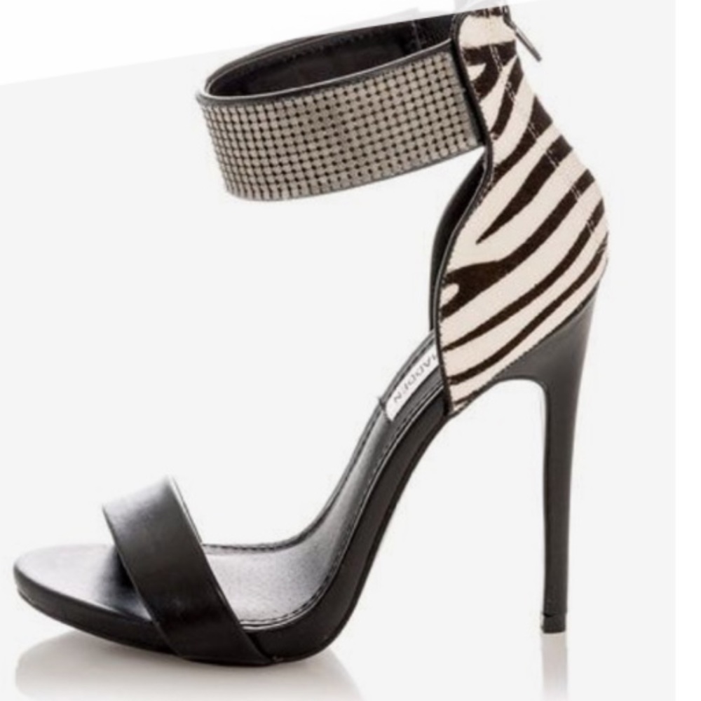 NWT STEVE MADDEN “magnitude” heels